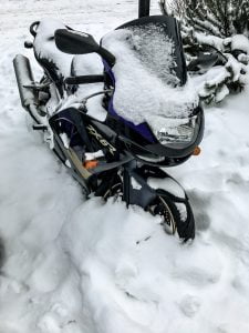 rouler a moto dans la neige